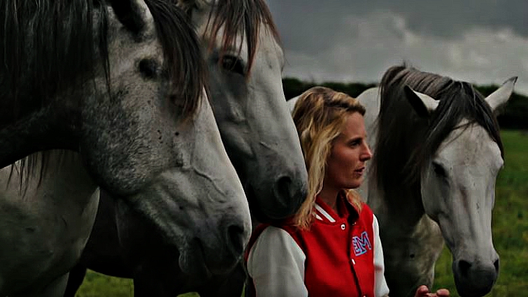 Emma Massingale rein-free riding